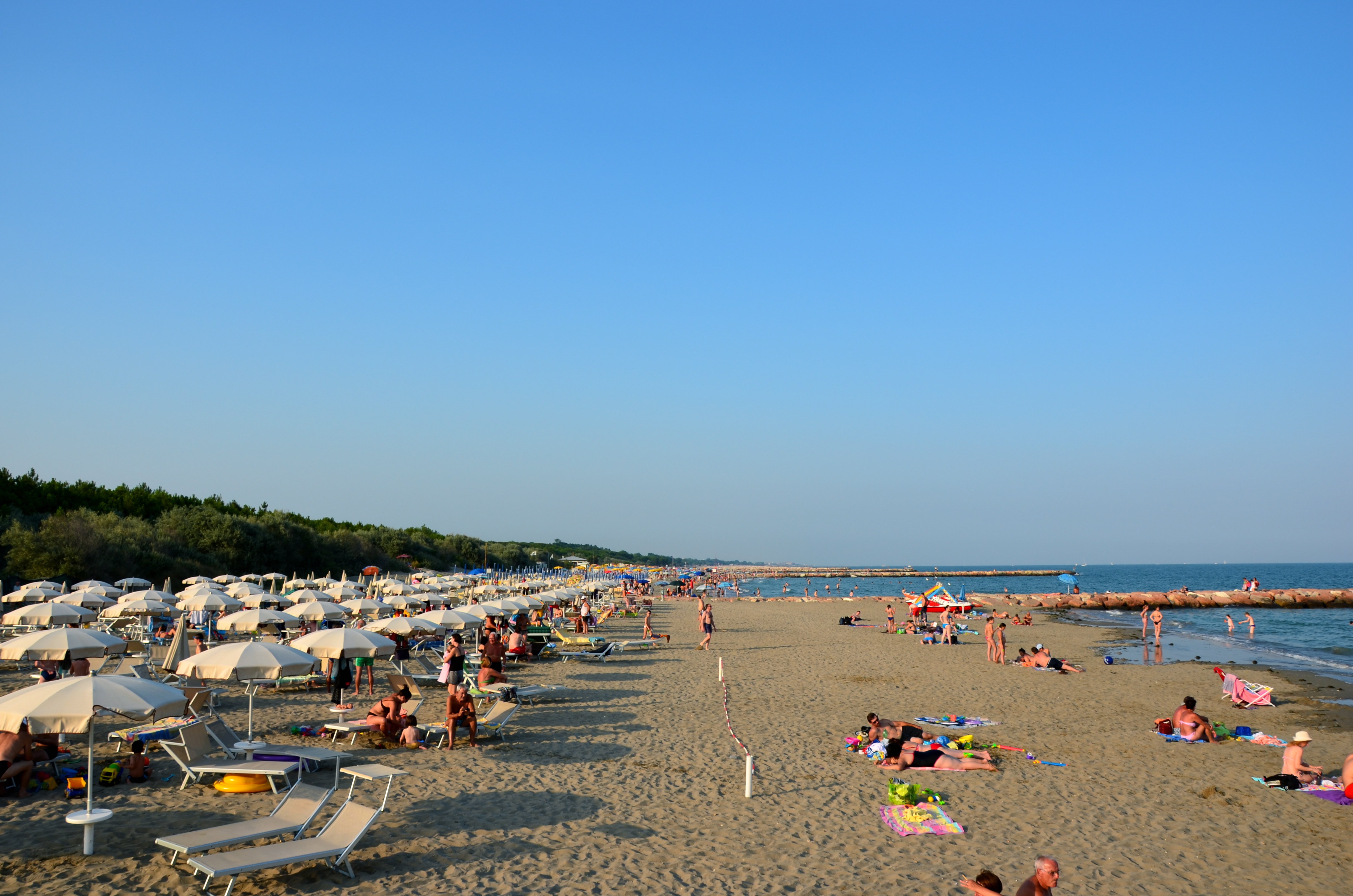 spiaggia con ombrelloni aperti e mare di Eraclea