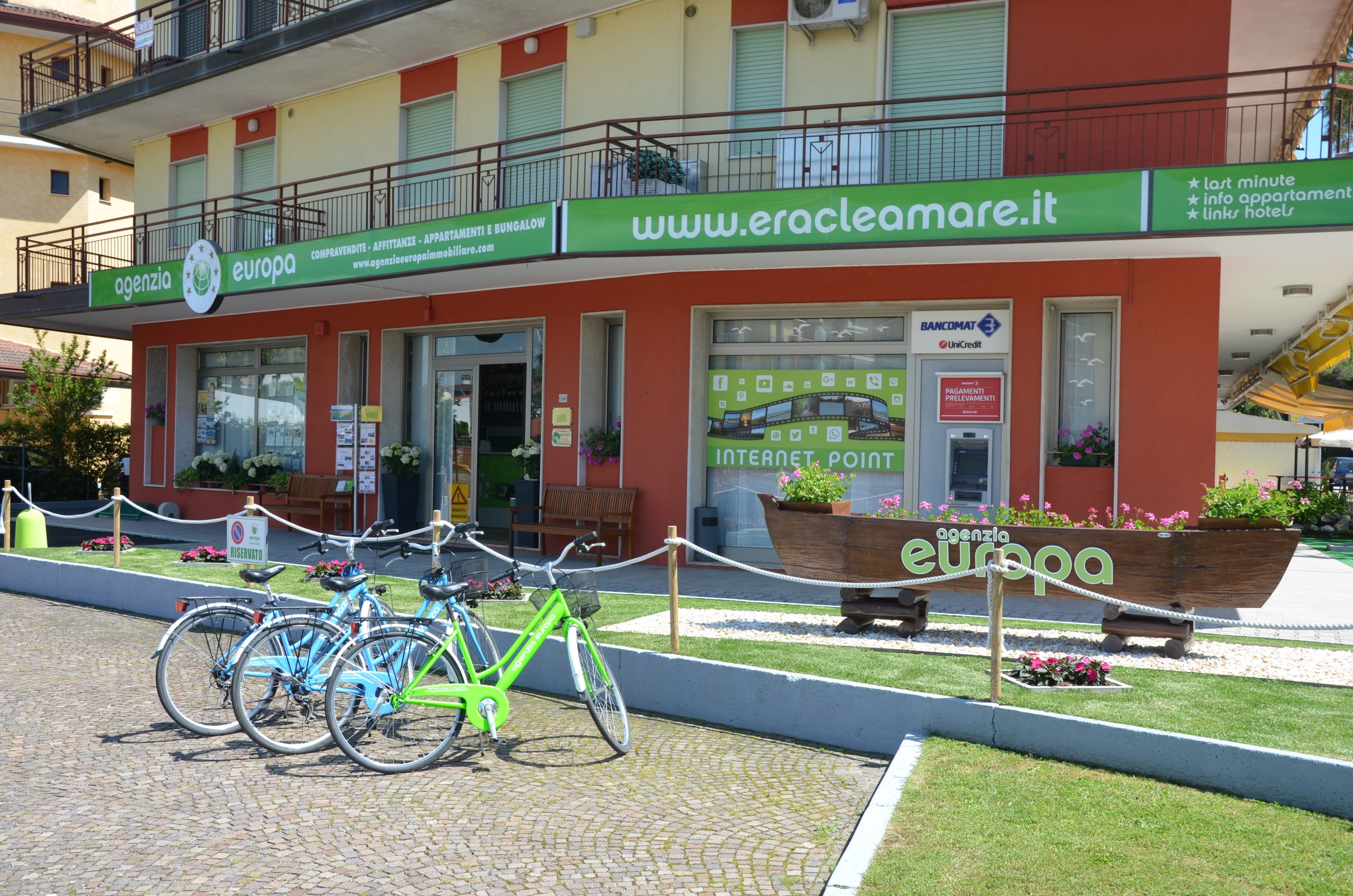 esterno agenzia europa con biciclette verdi