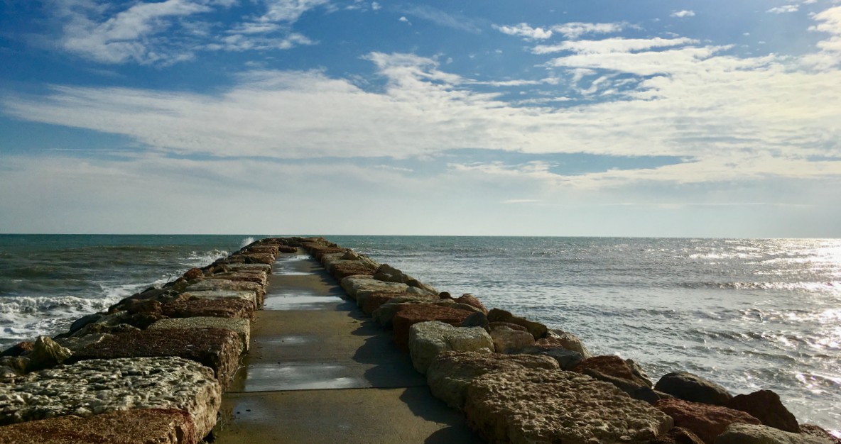 scogliera sul mare con cielo limpido